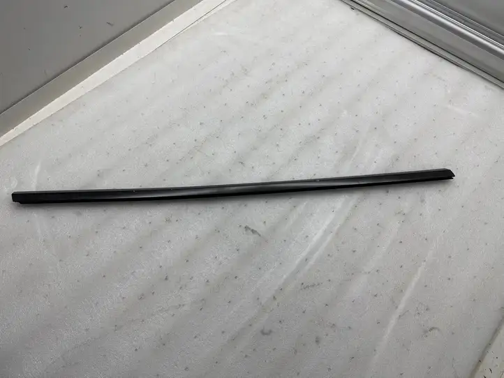 Tesla Model Y (2019 - 2024) 149571100D Накладка стекла двери — фото 4