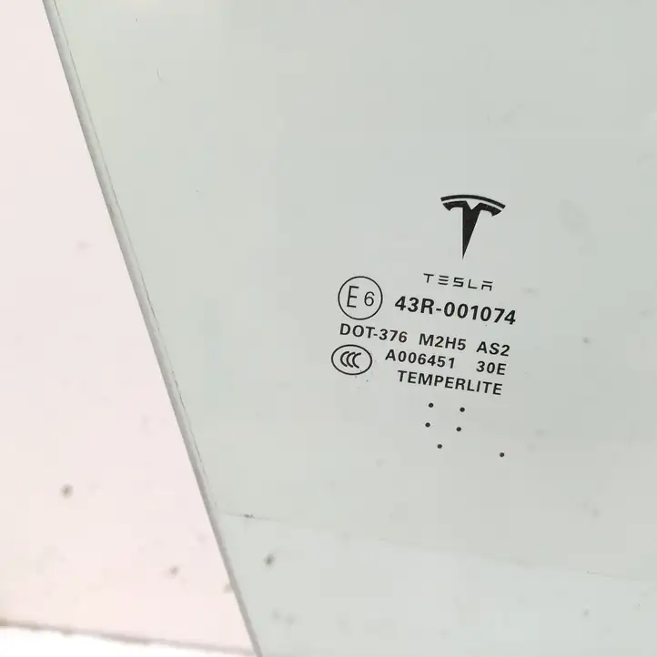 Tesla Model S (2016 - 2021) 43R001074 Стекло передней двери — фото 2