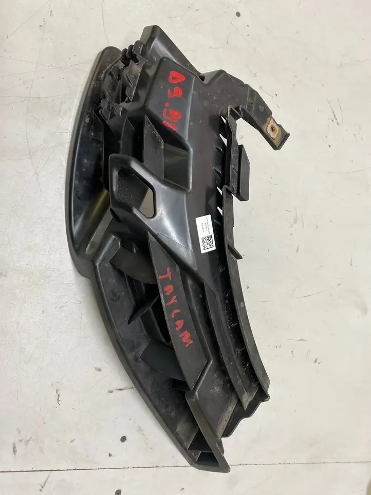 Porsche Taycan 9J1 (2019 - ) 9J1807018 Кронштейн заднего бампера — фото 1