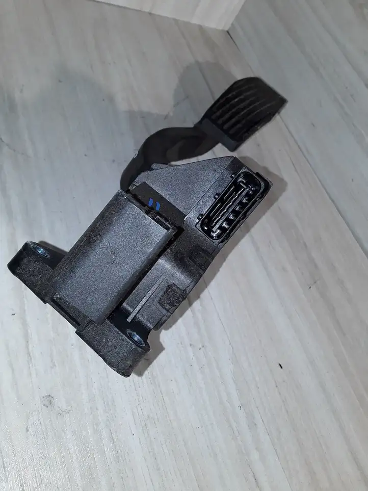 Opel Corsa D (2006 - 2010) 55702020 Педаль акселератора — фото 3
