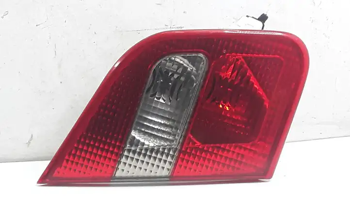 Mitsubishi Carisma (1999 - 2004) 151207 Задний фонарь в крышке багажника — фото 1