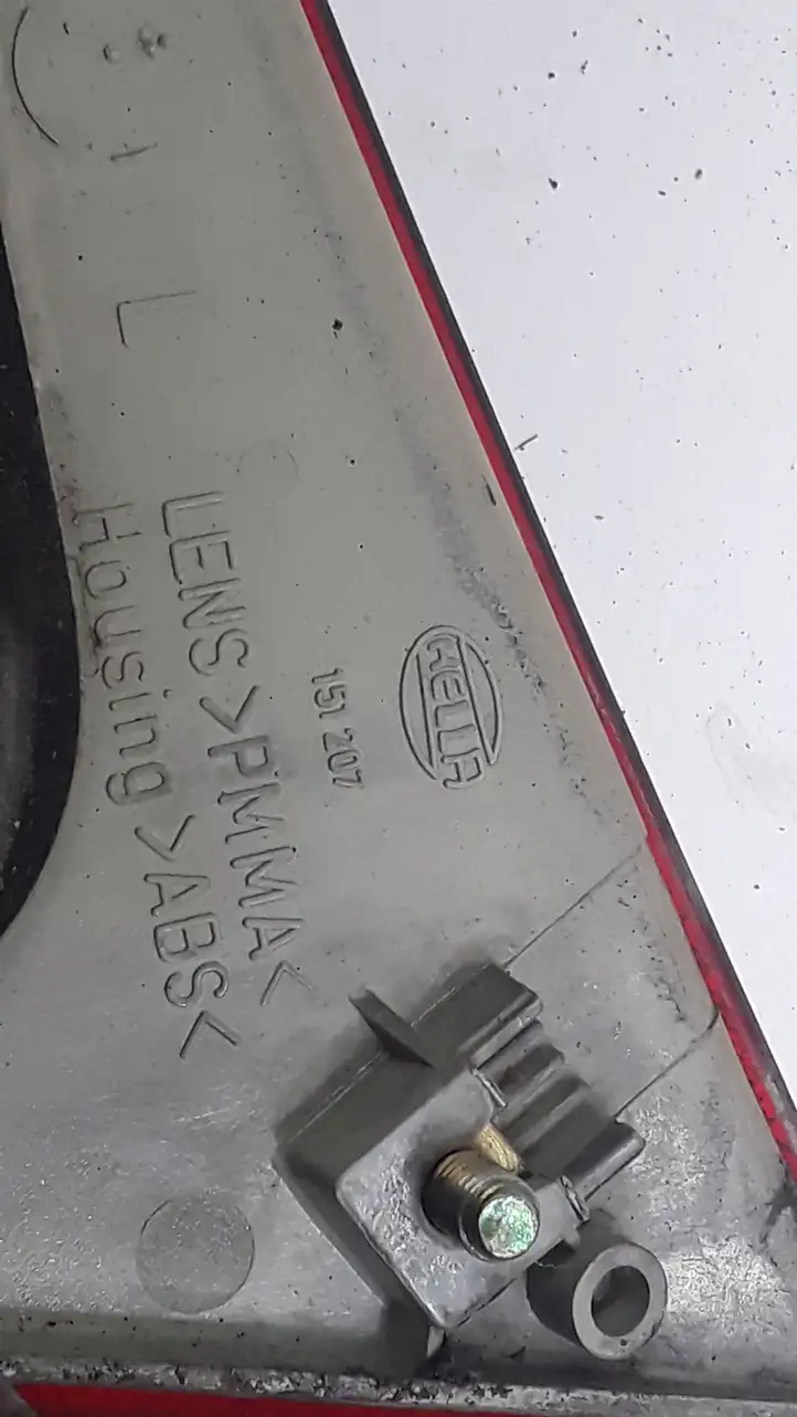 Mitsubishi Carisma (1999 - 2004) 151207 Задний фонарь в крышке багажника — фото 3