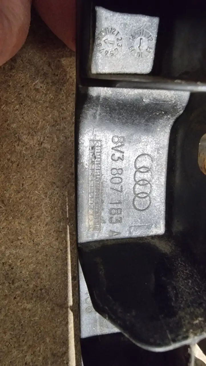 Audi A3/S3 8V (2012 - 2016) 8V3807183A Крепление крыла — фото 4
