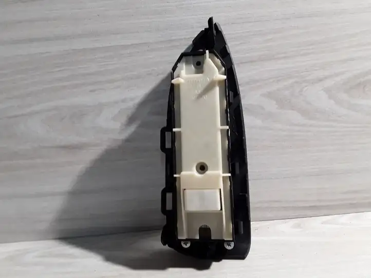 Toyota Prius (XW30) (2009 - 2015) Блок кнопок стеклоподъемников — фото 3