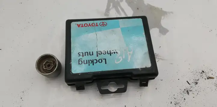 Toyota Corolla Verso E121 (2004 - 2007) Колёсные болты и гайки — фото 1