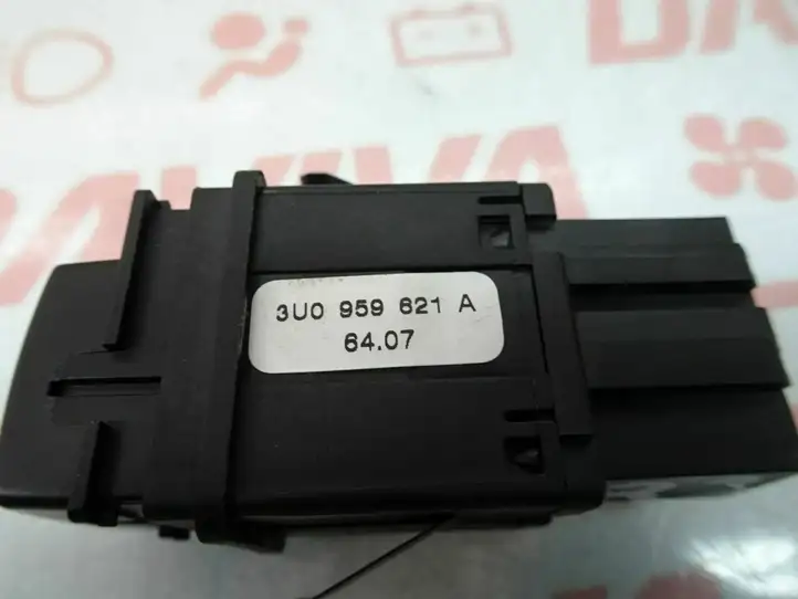 Skoda Superb B5 (3U) (2001 - 2008) 3U0959621A Кнопка обогрева стекла — фото 4
