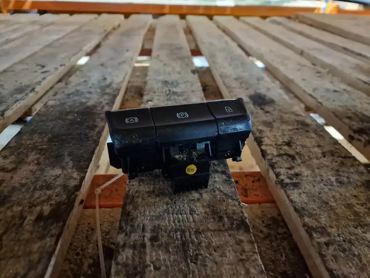 Skoda Superb B8 (3V) (2015 - 2023) Кнопка ручного тормоза — фото 1