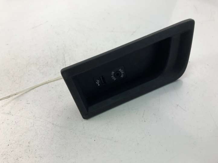 BMW 3 F30 F35 F31 (2012 - 2018)  9207358 Блок управления USB