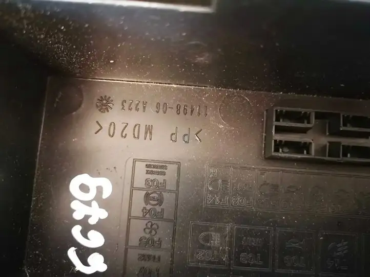 Alfa Romeo 147 (2000 - 2004) 1149806 Крышка ящика предохранителей — фото 3