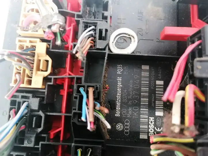 Volkswagen Touran I (2003 - 2010) 1K0937049T Блок предохранителей (комплект) — фото 3