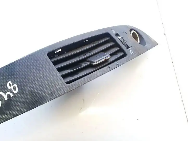 Toyota Corolla Verso AR10 (2004 - 2009) 5568064010 Центральный воздушный дефлектор — фото 2