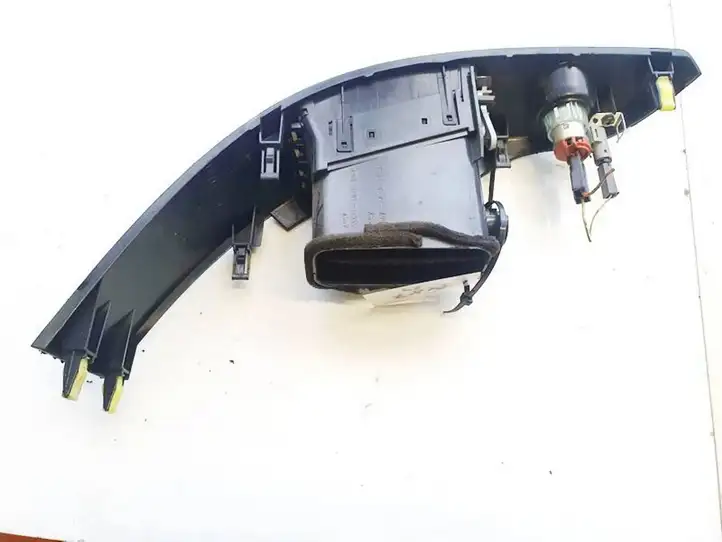 Toyota Corolla Verso AR10 (2004 - 2009) 5568064010 Центральный воздушный дефлектор — фото 3