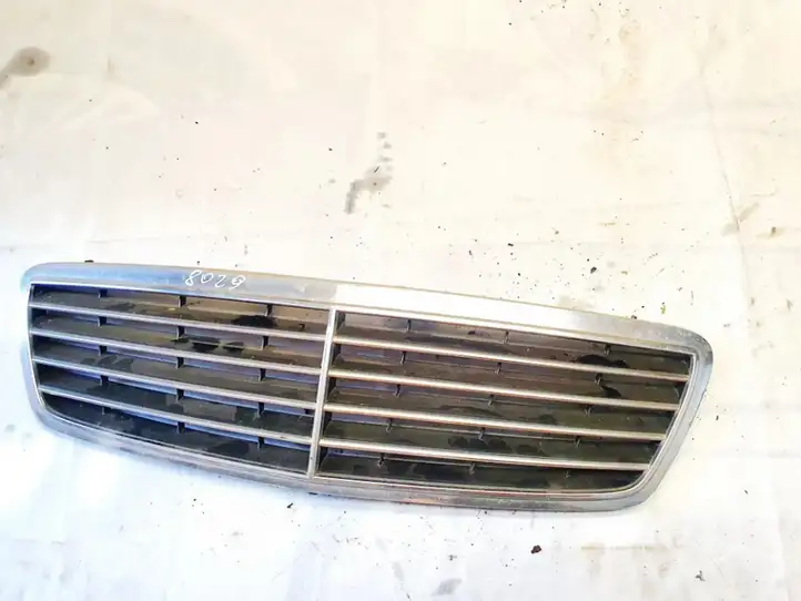 Mercedes-Benz C W203 (2000 - 2007) a2038800183 Передняя решетка — фото 1