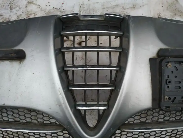 Alfa Romeo 147 (2000 - 2004) Передняя решетка — фото 2