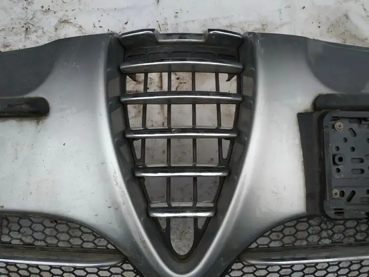 Alfa Romeo 147 (2000 - 2004) Передняя решетка — фото 3