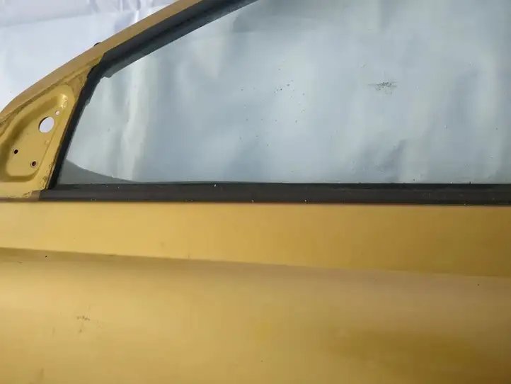 Toyota Yaris (1999 - 2003) Накладка стекла передней двери — фото 3