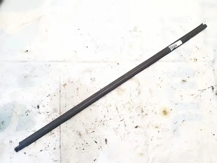 Toyota Yaris (2005 - 2009) Накладка стекла передней двери — фото 1