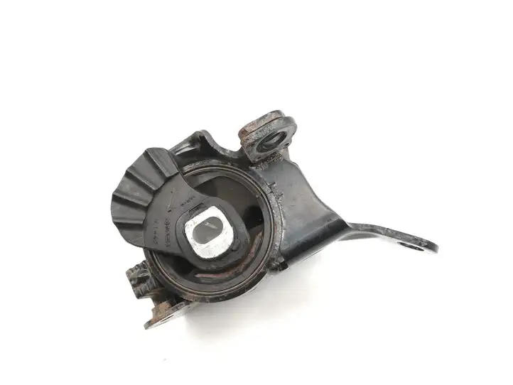 Mazda 3.   K1442 Подушка коробки передач