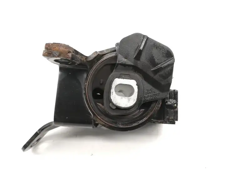 Mazda 3.   K1442 Подушка коробки передач