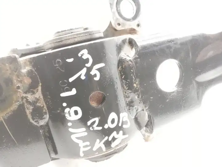 Mazda 3.   K1442 Подушка коробки передач