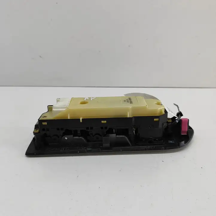 Toyota Land Cruiser (J120) (2002 - 2009) 8404060051 Блок кнопок стеклоподъемников — фото 9