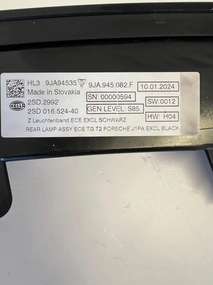 Porsche Taycan 9J1 (2019 - ) 9JA945082F Задний фонарь в крышке багажника — фото 5