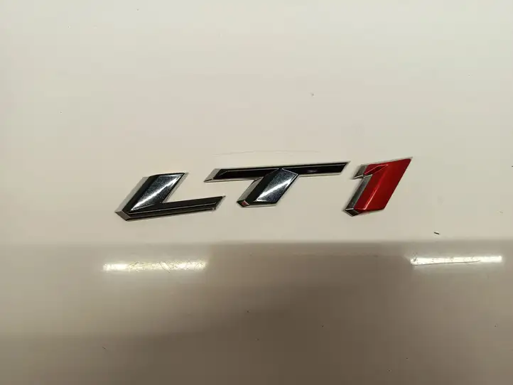 Chevrolet Camaro (2018 - ) Эмблема модели — фото 1