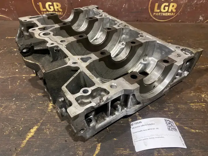 Toyota Corolla Verso AR10 (2004 - 2009) 32K06159 Крышка коленчатого вала — фото 1