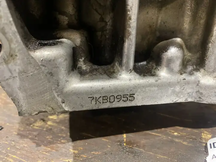 Toyota Corolla Verso AR10 (2004 - 2009) 32K06159 Крышка коленчатого вала — фото 3