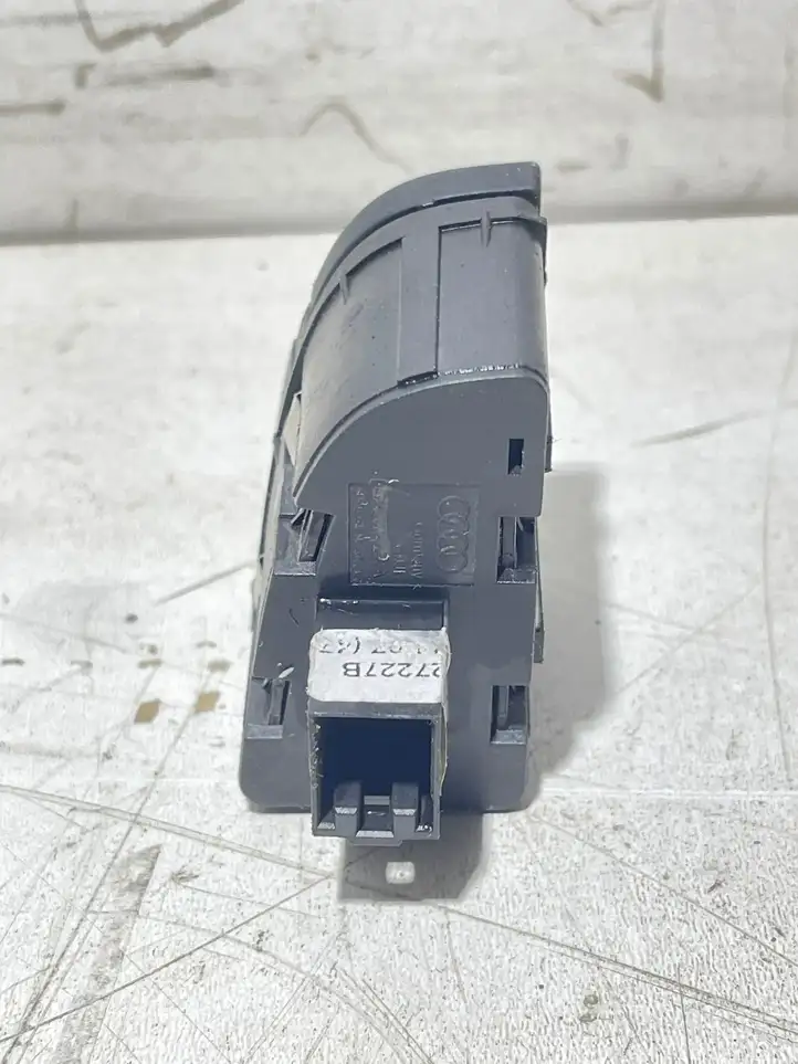 Audi A6 S6 C6 4F (2008 - 2011) 4F1927227B Кнопка бардачка — фото 2