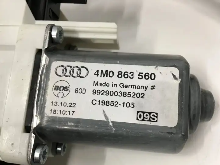Audi Q7 4M (2015 - ) 4M0863560 Механизм шторки багажника — фото 2