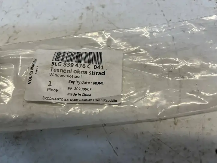 Skoda Enyaq iV (2020 - ) 5L6839476C Накладка стекла двери — фото 3