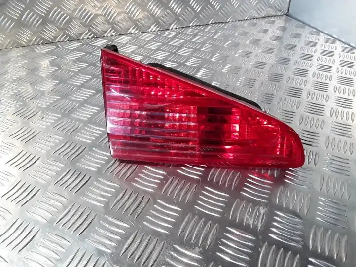 Peugeot 607 (2000 - 2004) 2543 Задний фонарь в крышке багажника — фото 1