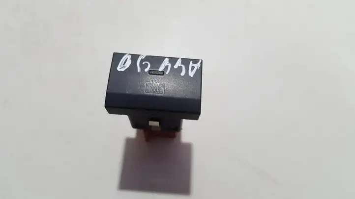 Volkswagen Cross Polo (2009 - 2018) 6r0959621 Кнопка обогрева стекла — фото 1
