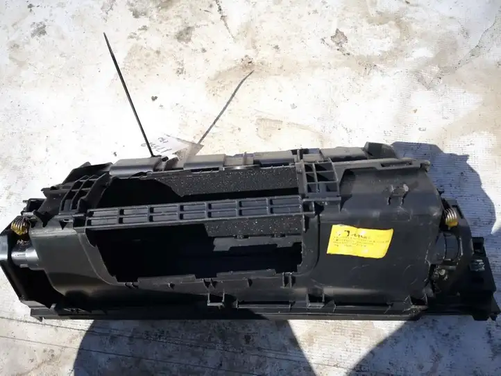 Honda CR-V (2006 - 2009) 77330swaa0 Вещевой ящик — фото 2
