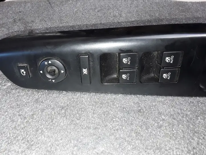 Kia Ceed (2006 - 2010) 823511H020 Кнопка стеклоподъемников — фото 1