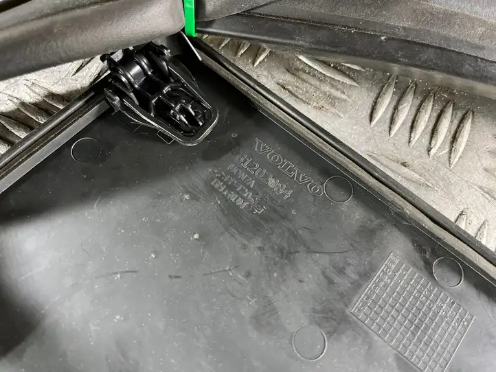 Volvo V60 (2013 - 2018) 31265957 Крышка ящика аккумулятора — фото 4