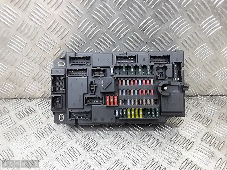 Mini Cooper Hatch Hardtop (2007 - 2014) 6135345552701 Блок предохранителей — фото 1