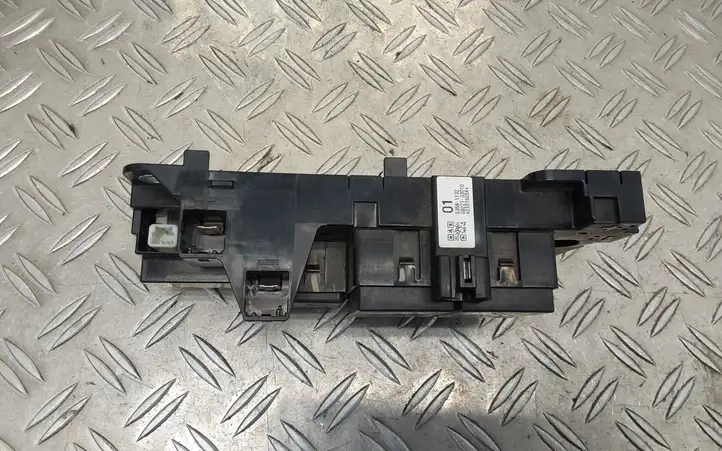 Toyota Yaris (2014 - 2019) 63581132 Реле защиты аккумулятора — фото 2