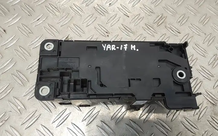 Toyota Yaris (2014 - 2019) 63581132 Реле защиты аккумулятора — фото 4