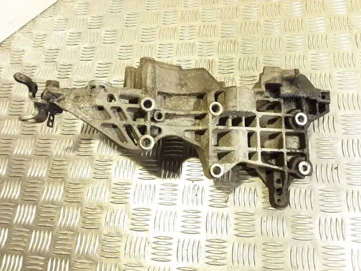 Volkswagen Caddy (2004 - 2010) 03L903143L Кронштейн генератора — фото 2