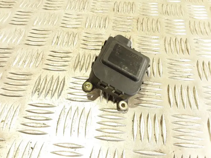Toyota Yaris (1999 - 2003) 01328012173 Двигатель задвижки потока воздуха — фото 1