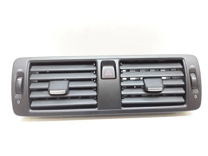 Volvo V50 (2004 - 2008) 30739296 Центральный воздушный дефлектор — фото 1