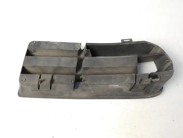 Volkswagen Golf IV (1998 - 2005)  1J0853665B Нижняя решётка (из трех частей)