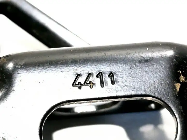 Audi A8 S8 D4 4H (2010 - 2014) 4H0616879 Кронштейн пневмокомпрессора — фото 2