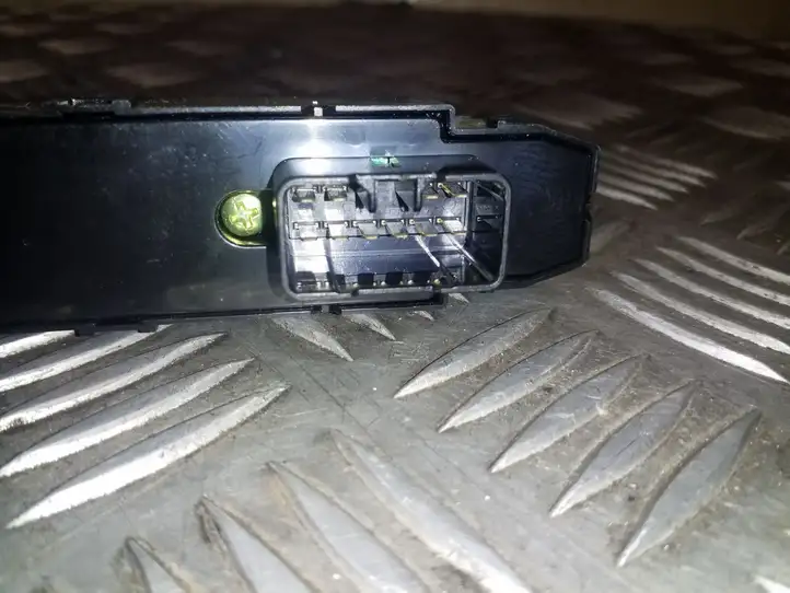 Hyundai ix35 (2009 - 2013) 3835211310 Кнопка стеклоподъемников — фото 3