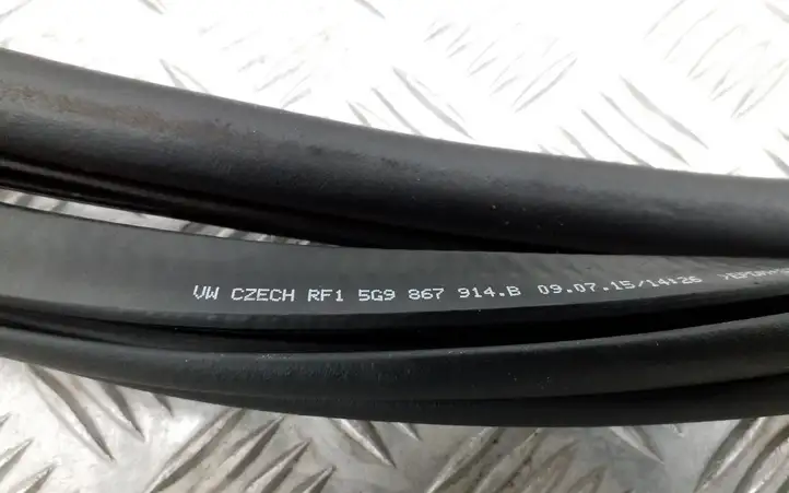 Volkswagen Golf VII (2013 - 2019) 5G9867914B Уплотнитель кузова — фото 3