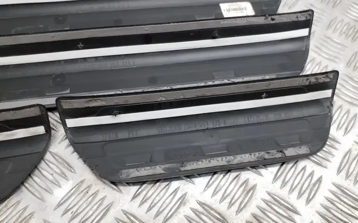 Audi Q3 8U (2011 - 2014) 8U0853373B Внутренняя отделка переднего порога — фото 3
