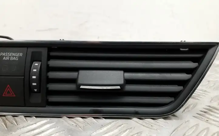 Skoda Superb B8 (3V) (2015 - 2023) 3V0820951D Центральный воздушный дефлектор — фото 3