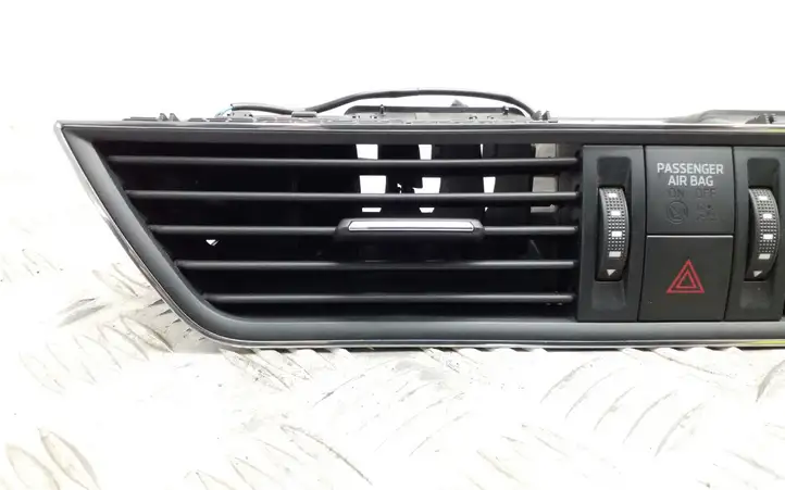 Skoda Superb B8 (3V) (2015 - 2023) 3V0820951D Центральный воздушный дефлектор — фото 4